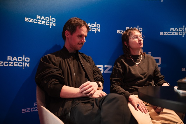 Piotr Wawer Jr., Weronika Szczawińska. Kontrapunktowe studio Radia Szczecin w Teatrze Polskim. Fot. Piotr Nykowski Radio Szczecin na Kontrapunkcie [POSŁUCHAJ/GALERIA ZDJĘĆ]