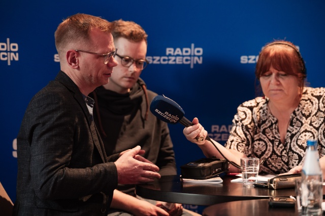 Od lewej: Tomasz Lewandowski, Michał Rogulski, Małgorzata Frymus. Kontrapunktowe studio Radia Szczecin w Teatrze Polskim. Fot. Piotr Nykowski Radio Szczecin na Kontrapunkcie [POSŁUCHAJ/GALERIA ZDJĘĆ]