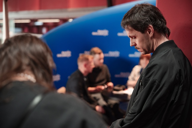 Weronika Szczawińska i Piotr Wawer Jr. Kontrapunktowe studio Radia Szczecin w Teatrze Polskim. Fot. Piotr Nykowski Radio Szczecin na Kontrapunkcie [POSŁUCHAJ/GALERIA ZDJĘĆ]