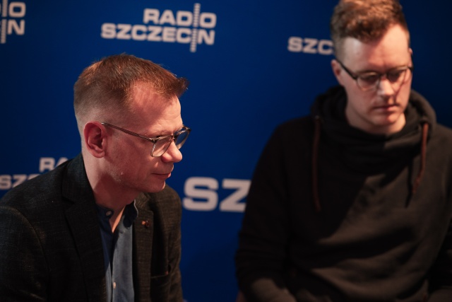 Od lewej: Tomasz Lewandowski i Michał Rogulski. Kontrapunktowe studio Radia Szczecin w Teatrze Polskim. Fot. Piotr Nykowski Radio Szczecin na Kontrapunkcie [POSŁUCHAJ/GALERIA ZDJĘĆ]