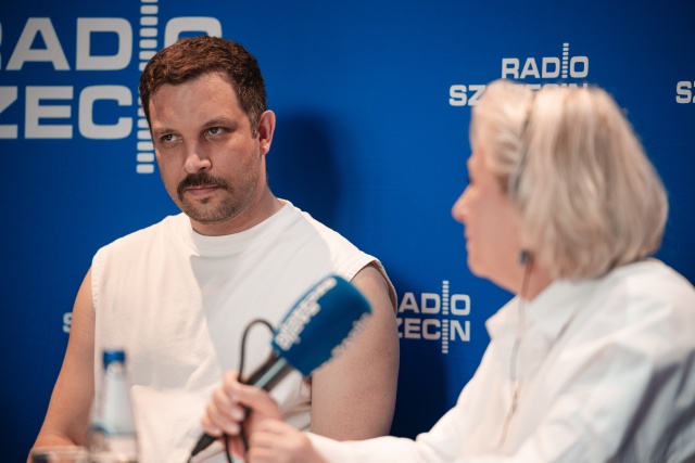 Od lewej: Michał Buszewicz, Agata Rokicka. Kontrapunktowe studio Radia Szczecin w Teatrze Polskim. Fot. Piotr Nykowski Radio Szczecin na Kontrapunkcie [POSŁUCHAJ/GALERIA ZDJĘĆ]