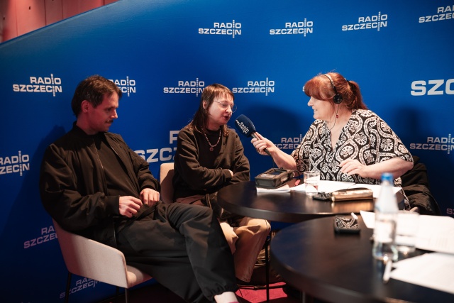 Piotr Wawer Jr., Weronika Szczawińska i Małgorzata Frymus. Kontrapunktowe studio Radia Szczecin w Teatrze Polskim. Fot. Piotr Nykowski Radio Szczecin na Kontrapunkcie [POSŁUCHAJ/GALERIA ZDJĘĆ]