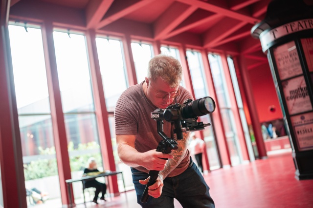 Łukasz Nyks, operator. Kontrapunktowe studio Radia Szczecin w Teatrze Polskim. Fot. Piotr Nykowski Radio Szczecin na Kontrapunkcie [POSŁUCHAJ/GALERIA ZDJĘĆ]