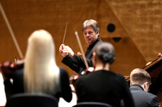 Manuel Hernández Silva – dyrygent. Fot. Cezary Aszkiełowicz Piotr Alexewicz zachwycił Brahmsem w Złotej Sali Filharmonii w Szczecinie [ROZMOWA z ARTYSTĄ, ZDJĘCIA]