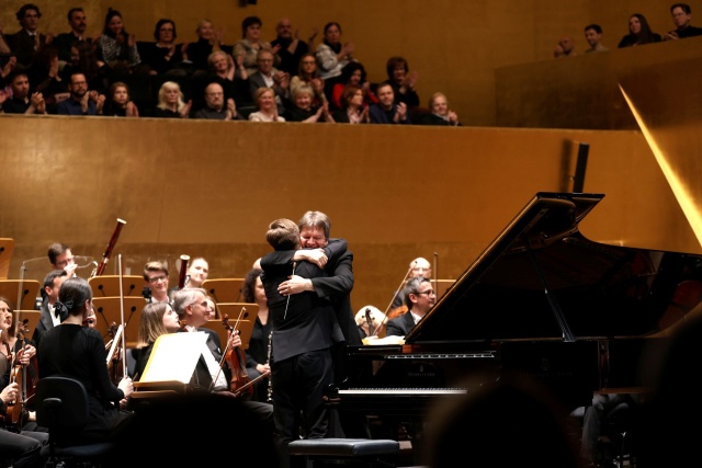 Współne podziękowania za koncert Piotra Alexewicza – pianisty i Manuela Hernándeza Silva'y – dyrygenta. Fot. Cezary Aszkiełowicz Piotr Alexewicz zachwycił Brahmsem w Złotej Sali Filharmonii w Szczecinie [ROZMOWA z ARTYSTĄ, ZDJĘCIA]