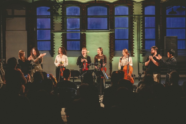 Neuma Quartet i młodzi kompozytorzy przyjmują owacyjne brawa publiczności. Fot. Hubert Grygielewicz [Materiały prasowe Baltic Neopolis Orchestra] Sympozjum Kompozytorskie kolejnym sukcesem 8. Festiwalu Szczecin Classic [POSŁUCHAJ, ZDJĘCIA]
