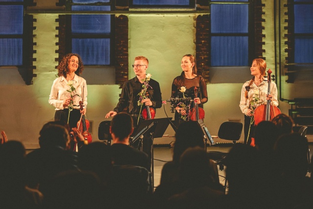 Neuma Quartet w składzie: Sławomira Wilga (skrzypce), Michał Nowak (skrzypce), Nela Zaforemska (altówka), Agata Nowak (wiolonczela) przyjmuje owacyjne brawa publiczności. Fot. Hubert Grygielewicz [Materiały prasowe Baltic Neopolis Orchestra] Sympozjum Kompozytorów kolejnym sukcesem 8. Festiwalu Szczecin Classic [POSŁUCHAJ, ZDJĘCIA]