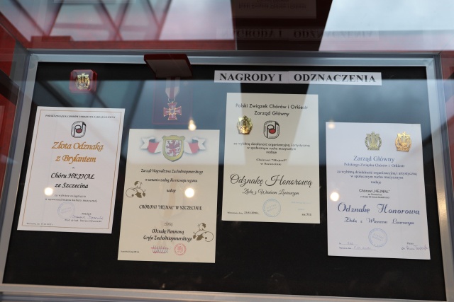 Wystawa historii i dorobku Chóru „Hejnał”. Fot. Bartosz Sitarz/Archiwum Państwowe w Szczecinie Uroczysta Gala Jubileuszowa 80-lecia Chóru „Hejnał” [POSŁUCHAJ, ZDJĘCIA]