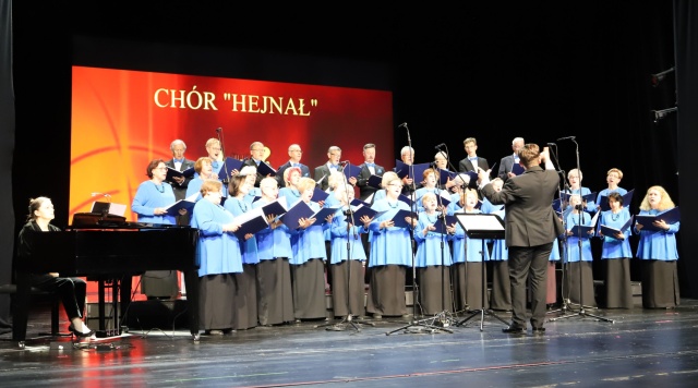 Chór „Hejnał” pod dyrekcją Patryka Wróblewskiego. Fot. Bartosz Sitarz/Archiwum Państwowe w Szczecinie Uroczysta Gala Jubileuszowa 80-lecia Chóru „Hejnał” [POSŁUCHAJ, ZDJĘCIA]
