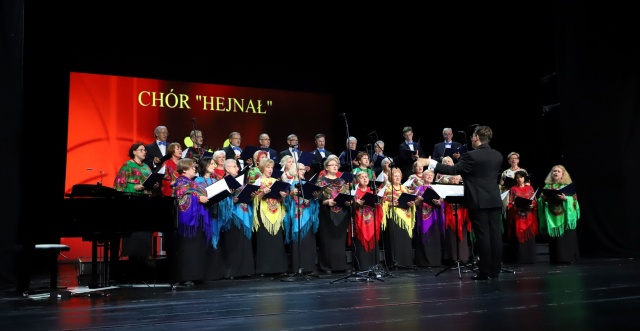 Chór „Hejnał” pod dyrekcją Patryka Wróblewskiego. Fot. Bartosz Sitarz/Archiwum Państwowe w Szczecinie Uroczysta Gala Jubileuszowa 80-lecia Chóru „Hejnał” [POSŁUCHAJ, ZDJĘCIA]
