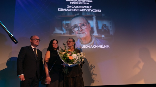 Leonia Chmielnik – rzeźbiarka (od prawej) odebrała nagrodę z rąk Piotra Krzystka – prezydenta Miasta Szczecin (L). Fot. Weronika Łyczywek [Radio Szczecin] Przyznano Nagrody Artystyczne i Mecenasa Kultury Szczecina za rok 2025 [POSŁUCHAJ, ZDJĘCIA]
