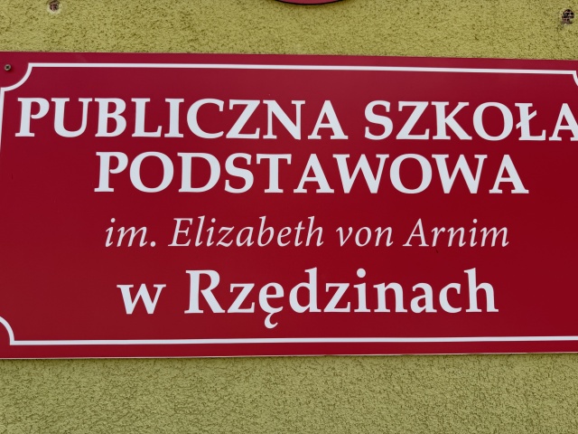 Szkoła ma nową patronkę. Fot. Agata Rokicka [Radio Szczecin] Elizabeth von Arnim wróciła do Rzędzin. Nowa patronka Publicznej Szkoły Podstawowej [POSŁUCHAJ]