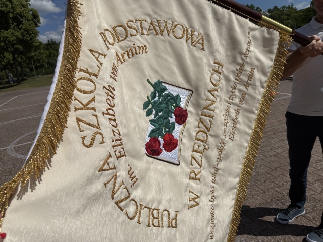 Sztandar Szkoły. Fot. Agata Rokicka [Radio Szczecin] Elizabeth von Arnim wróciła do Rzędzin. Nowa patronka Publicznej Szkoły Podstawowej [POSŁUCHAJ]