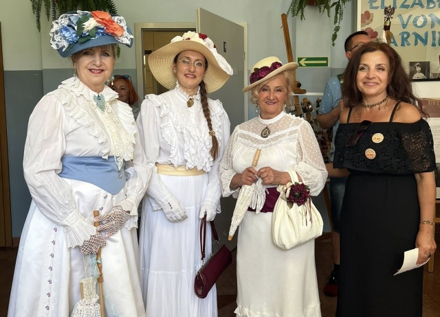Uroczystości jubileuszowe w Rzędzinach. Fot. ze zbiorów Publicznej Szkoły Podstawowej w Rzędzinach Elizabeth von Arnim wróciła do Rzędzin. Nowa patronka Publicznej Szkoły Podstawowej [POSŁUCHAJ]