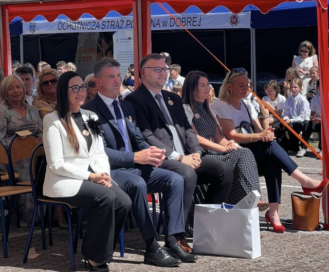 Uroczystości jubileuszowe w Rzędzinach. Fot. ze zbiorów Publicznej Szkoły Podstawowej w Rzędzinach Elizabeth von Arnim wróciła do Rzędzin. Nowa patronka Publicznej Szkoły Podstawowej [POSŁUCHAJ]
