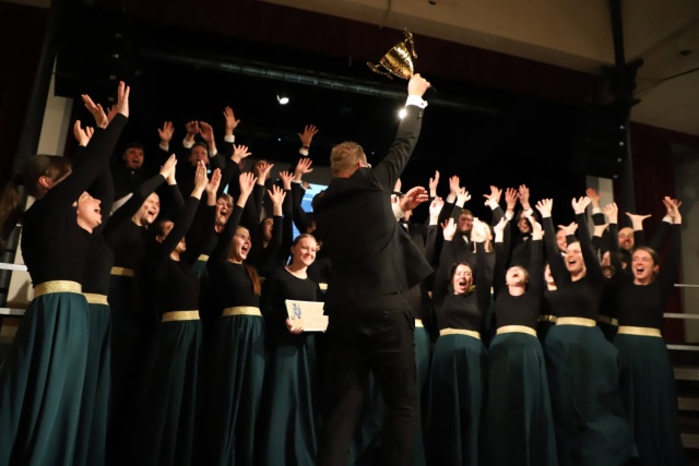 Chór Uniwersytetu Ekonomicznego w Katowicach pod dyrekcją Michała Brożka z Grand Prix 60. Międzynarodowego Festiwalu Pieśni Chóralnej im. prof. Jana Szyrockiego w Międzyzdrojach. Fot. Adam Kujawski Rozpoczyna się 61. Międzynarodowy Festiwal Pieśni Chóralnej im. prof. Jana Szyrockiego w Międzyzdrojach [ROZMOWA]
