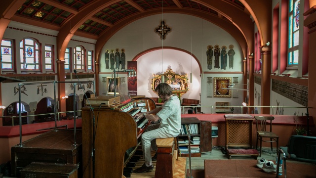 Maciej Wiśniewski gra na organach Barnima Grüneberga opus 754 z 1930 roku w Sanktuarium pw. Najświętszego Serca Pana Jezusa w Szczecinie. Fot. Weronika Łyczywek Muzyka gospel w Międzyzdrojach i Szczecinie na Festiwalu Grünebergowskim [POSŁUCHAJ, ZDJĘCIA]
