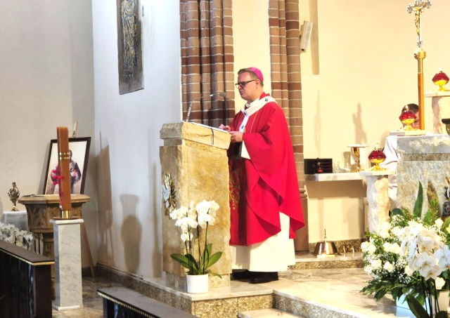 Ks. abp Wiesław Śmigiel – metropolita archidiecezji szczecińsko-kamieńskiej w kościele pw. św. Piotra Apostoła w Międzyzdrojach. Fot. Tomasz Krawczyk Muzyka gospel w Międzyzdrojach i Szczecinie na Festiwalu Grünebergowskim [POSŁUCHAJ, ZDJĘCIA]