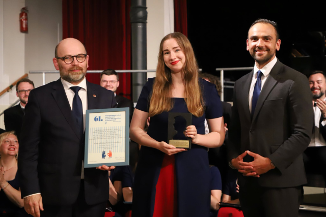Mariusz Mróz (od lewej) – dyrygent Chóru Akademickiego Politechniki Gdańskiej i chórzystka z Nagrodą im. prof. Jana Szyrockiego za najlepsze wykonanie muzyki współczesnej. Na zdjęciu również Mateusz Bobek (od prawej) – burmistrz Międzyzdrojów. Fot. Tomasz Rychłowski Chór Politechniki Gdańskiej z GRAND PRIX 61. Międzynarodowego Festiwal Pieśni Chóralnej im. prof. Jana Szyrockiego w Międzyzdrojach [POSŁUCHAJ, ZDJĘCIA]