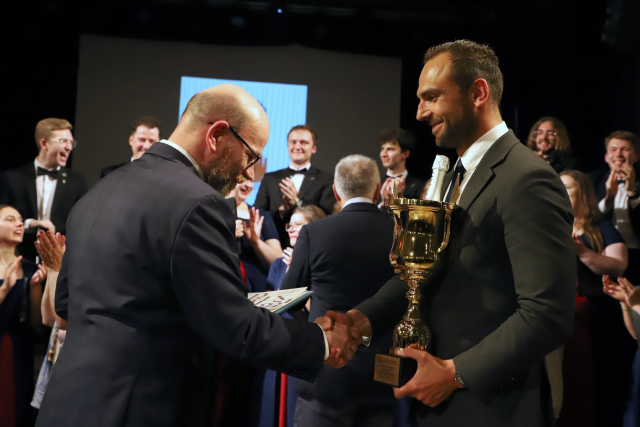 Mariusz Mróz (od lewej) – dyrygent Chóru Akademickiego Politechniki Gdańskiej odbiera puchar Grand Prix Festiwalu z rąk Mateusza Bobka – burmistrza Międzyzdrojów. Fot. Tomasz Rychłowski Chór Politechniki Gdańskiej z GRAND PRIX 61. Międzynarodowego Festiwal Pieśni Chóralnej im. prof. Jana Szyrockiego w Międzyzdrojach [POSŁUCHAJ, ZDJĘCIA]