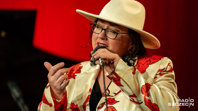 Jola Szczepaniak – wokalistka. Fot. Robert Stachnik [Radio Szczecin/Archiwum] Jola Szczepaniak z Frankiem Parkerem w Ogrodach Śródmieście [ROZMOWA z ARTYSTKĄ, ZDJĘCIA]