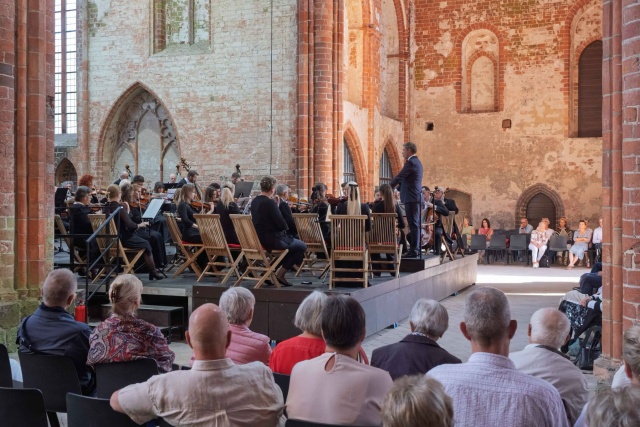 Orkiestra Symfoniczna Filharmonii w Szczecinie pod dyrekcją Przemysława Neumanna w Szczecinie na festiwalu Choriner Musicsommer w Niemczech. Fot. Dariusz Gorajski Szczecińscy filharmonicy w Chorin. To preludium do obchodów 150. rocznicy urodzin Karłowicza [ROZMOWA, ZDJĘCIA]