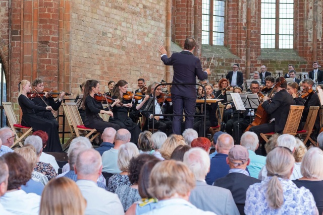 Orkiestra Symfoniczna Filharmonii w Szczecinie pod dyrekcją Przemysława Karłowicza w Szczecinie na festiwalu Choriner Musicsommer w Niemczech. Fot. Dariusz Gorajski Szczecińscy filharmonicy w Chorin. To preludium do obchodów 150. rocznicy urodzin Karłowicza [ROZMOWA, ZDJĘCIA]