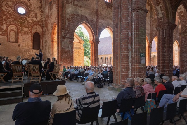Orkiestra Symfoniczna Filharmonii w Szczecinie pod dyrekcją Przemysława Neumanna w Szczecinie na festiwalu Choriner Musicsommer w Niemczech. Fot. Dariusz Gorajski Szczecińscy filharmonicy w Chorin. To preludium do obchodów 150. rocznicy urodzin Karłowicza [ROZMOWA, ZDJĘCIA]