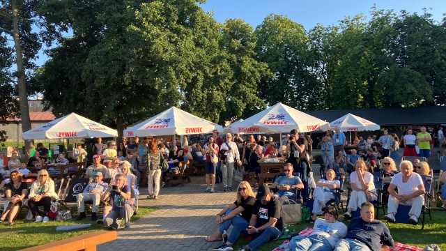 Zuzanna Grabowska i Paweł Domagała przed publicznością 53. Ińskiego Lata Filmowego. Fot. Ińskie Lato Filmowe Spotkanie z twórcami "Drogi rzadziej przemierzanej" Zuzanną Grabowską i Pawłem Domagałą na festiwalu w Ińsku [ROZMOWA]