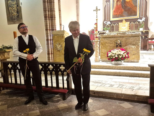 Łukasz Długosz – flecista (od lewej) i Roman Perucki – organista przyjmują gorące brawa publiczności. Fot. Materiały prasowe organizatora Trwa 27. Festiwal „Międzyzdrojskie Czwartki Organowe” [POSŁUCHAJ, ZDJĘCIA]