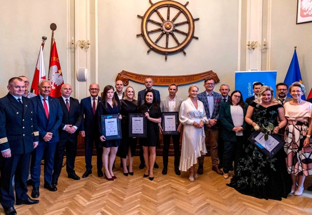 Laureaci Zachodniopomorskich Nobli 2025, członkowie Zachodniopomorskiego Klubu Liderów Nauki, władze szczecińskich uczelni oraz przedstawiciele władz Szczecina i województwa zachodniopomorskiego. Fot. Tomasz Szustek, Michał Fuszpaniak Profesor Sylwia Fabiańczyk-Makuch uhonorowana Zachodniopomorskim Noblem 2025 [ROZMOWA, ZDJĘCIA]