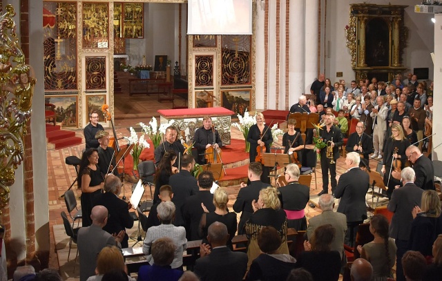 Dawid Głogowski – trębacz i Orkiestra Kameralna z Prenzlau przyjmują gorące brawa publiczności. Fot. Materiały prasowe Towarzystwa Miłośników Ziemi Kamieńskiej Dawid Głogowski zachwycił w Kamieniu i Szczecinie. Finały międzynarodowych festiwali organowych [ROZMOWA,ZDJĘCIA]