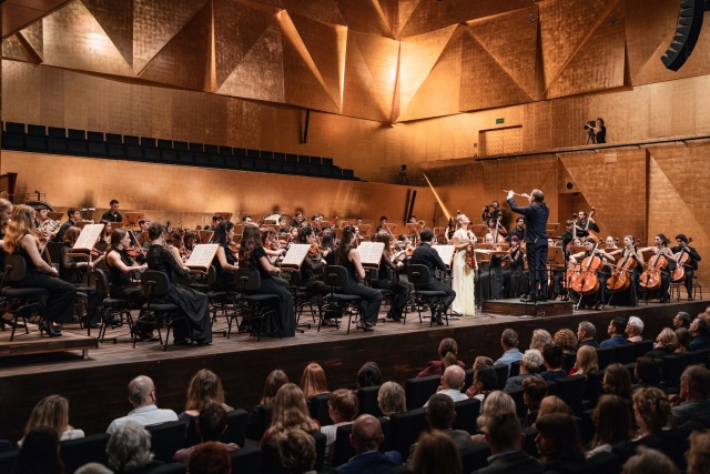 4. Zofia Anna Olesik – skrzypaczka z International Lutosławski Youth Orchestra pod batutą Przemysława Neumanna. Fot. Piotr Nykowski Finał 14. edycji ILYO w Szczecinie i Katowicach muzycznym wulkanem energii [POSŁUCHAJ, ZDJĘCIA]