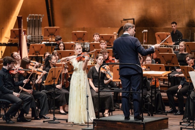 Zofia Anna Olesik – skrzypaczka z International Lutosławski Youth Orchestra pod batutą Przemysława Neumanna w Złotej Sali Filharmonii im. Mieczysława Karłowicza w Szczecinie. Fot. Piotr Nykowski Zofia Anna Olesik – stypendystka Anne-Sophie Mutter polską nadzieją w Konkursie Wieniawskiego [WYWIAD ze SKRZYPACZKĄ, ZDJĘCIA]