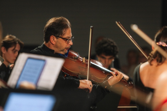 Volodia Mykutka – altowiolista. Fot. Tomek Wieczorek Światowe prawykonanie i owacje na stojąco. Baltic Neopolis Orchestra zainaugurowała nowy sezon [POSŁUCHAJ, ZDJĘCIA]