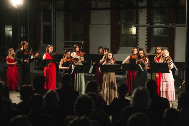 Agata Szymczewska – skrzypaczka Baltic Neopolis Orchestra. Fot. Tomek Wieczorek Światowe prawykonanie i owacje na stojąco. Baltic Neopolis Orchestra zainaugurowała nowy sezon [POSŁUCHAJ, ZDJĘCIA]