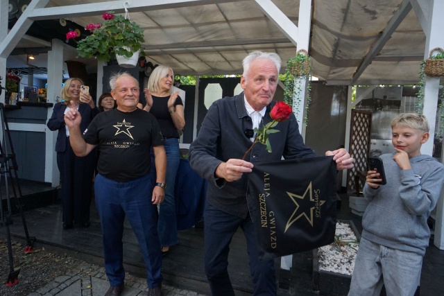 Krzesimir Dębski (w środku zdjęcia) i Janusz Dudziński w szczecińskim „Sorrento”. Fot. Krzysztof Żurawski Koncert TSA MNKWL najmocniejszym akcentem 7. edycji Alei Gwiazd „Sorrento” [POSŁUCHAJ, ZDJĘCIA]