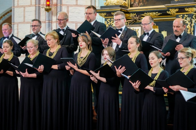 Chór Akademicki im. prof. Jana Szyrockiego ZUT w Szczecinie (CHAPS) pod dyrekcją Szymona Wyrzykowskiego. Fot. Urząd Miejski w Stargardzie Finał 6. edycji Międzynarodowego Festiwalu im. prof. Marka Jasińskiego „Soni Spatium” w Stargardzie [ROZMOWA, ZDJĘCIA]