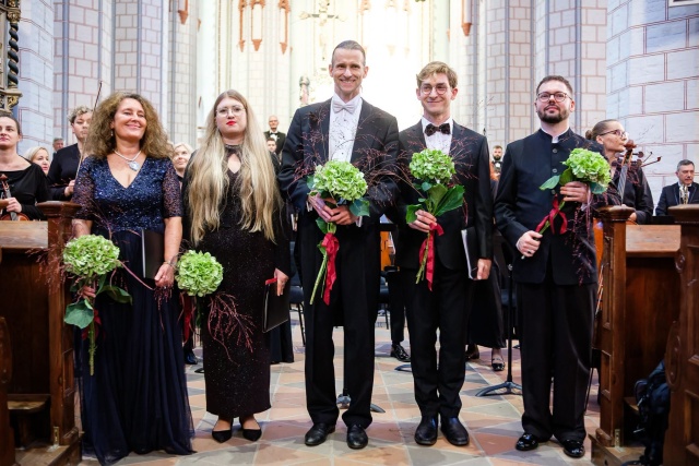 Soliści, dyrygent Szymon Wyrzykowski, chóry Zachodniopomorskiego Uniwersytetu Technologicznego – Akademicki im. prof. Jana Szyrockiego (CHAPS) oraz Collegium Maiorum – a także Orkiestra Camerata Stargard przyjmują gorące brawa od publiczności po koncercie wieńczącym Festiwal. Fot. Urząd Miejski w Stargardzie Finał 6. edycji Międzynarodowego Festiwalu im. prof. Marka Jasińskiego „Soni Spatium” w Stargardzie [ROZMOWA, ZDJĘCIA]