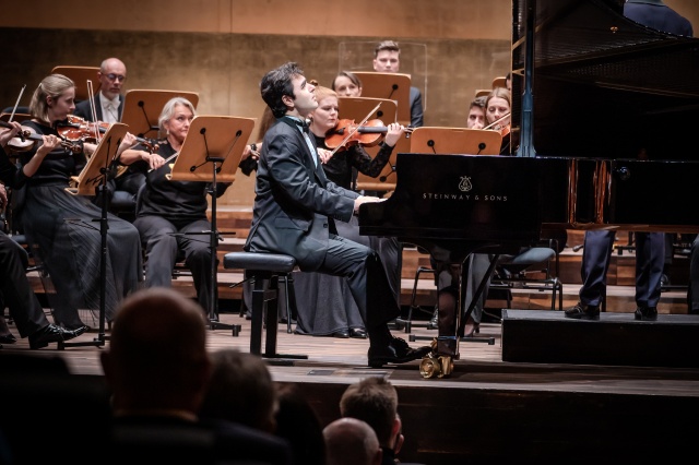 David Khrikuli – pianista. Fot. Michał Grocholski David Khrikuli wirtuozowskim popisem otworzył 79. sezon Filharmonii w Szczecinie [POSŁUCHAJ, ZDJĘCIA]