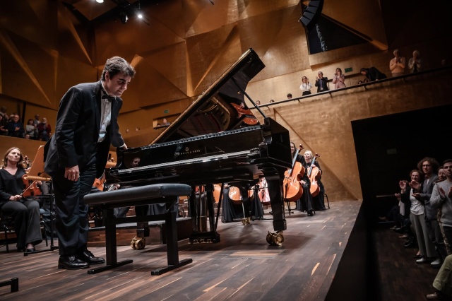 David Khrikuli przyjmuje od publiczności owacyjne brawa. Fot. Michał Grocholski David Khrikuli wirtuozowskim popisem otworzył 79. sezon Filharmonii w Szczecinie [POSŁUCHAJ, ZDJĘCIA]