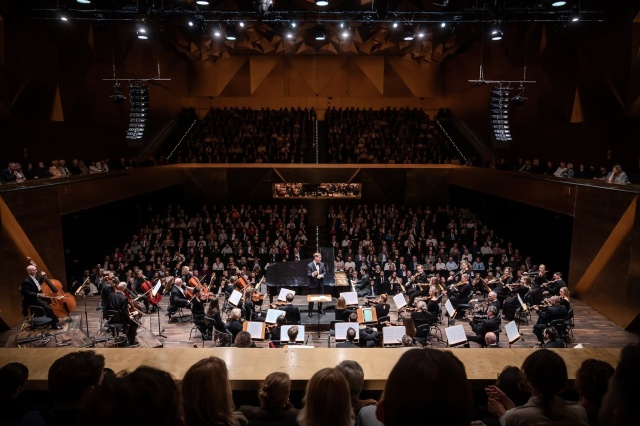 David Khrikuli – pianista z Orkiestrą Symfoniczną Filharmonii im. Mieczysława Karłowicza w Szczecinie pod batutą Przemysława Neumanna. Fot. Michał Grocholski David Khrikuli wirtuozowskim popisem otworzył 79. sezon Filharmonii w Szczecinie [POSŁUCHAJ, ZDJĘCIA]