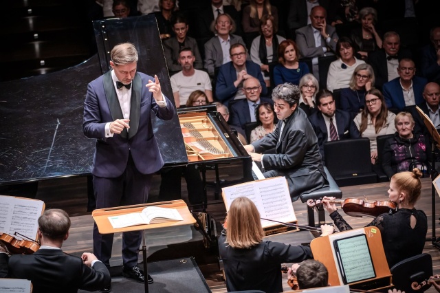 David Khrikuli – pianista (od prawej) i Przemysław Neumann – dyrygent. Fot. Michał Grocholski David Khrikuli wirtuozowskim popisem otworzył 79. sezon Filharmonii w Szczecinie [POSŁUCHAJ, ZDJĘCIA]