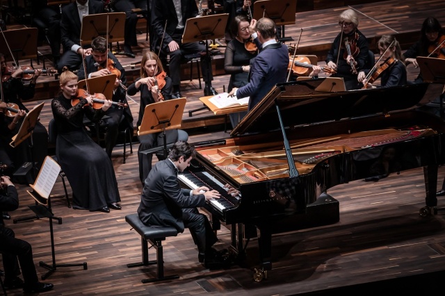 David Khrikuli – pianista z Orkiestrą Symfoniczną Filharmonii im. Mieczysława Karłowicza w Szczecinie pod batutą Przemysława Neumanna. Fot. Michał Grocholski David Khrikuli wirtuozowskim popisem otworzył 79. sezon Filharmonii w Szczecinie [POSŁUCHAJ, ZDJĘCIA]