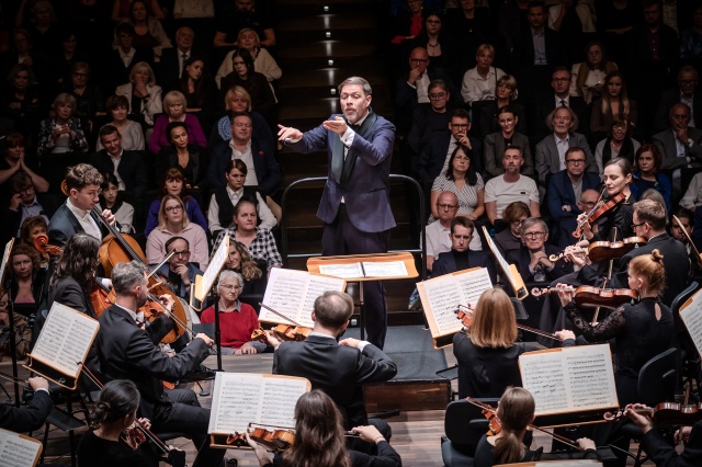 Maestro Przemysław Neumann dyryguje Orkiestrą Symfoniczną Filharmonii im. Mieczysława Karłowicza w Szczecinie. Fot. Michał Grocholski David Khrikuli wirtuozowskim popisem otworzył 79. sezon Filharmonii w Szczecinie [POSŁUCHAJ, ZDJĘCIA]