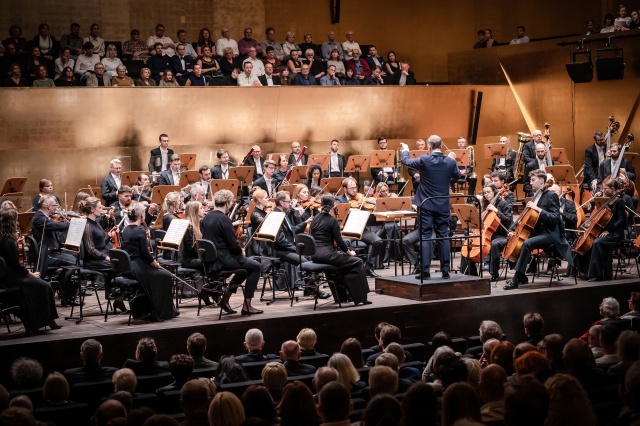 Orkiestra Symfoniczna Filharmonii im. Mieczysława Karłowicza w Szczecinie pod batutą Przemysława Neumanna. Fot. Michał Grocholski David Khrikuli wirtuozowskim popisem otworzył 79. sezon Filharmonii w Szczecinie [POSŁUCHAJ, ZDJĘCIA]