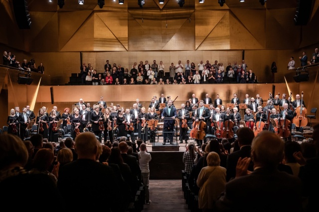 Maestro Przemysław Neumann i Orkiestra Symfoniczna Filharmonii im. Mieczysława Karłowicza w Szczecinie przyjmują owacyjne brawa publiczności. Fot. Michał Grocholski David Khrikuli wirtuozowskim popisem otworzył 79. sezon Filharmonii w Szczecinie [POSŁUCHAJ, ZDJĘCIA]