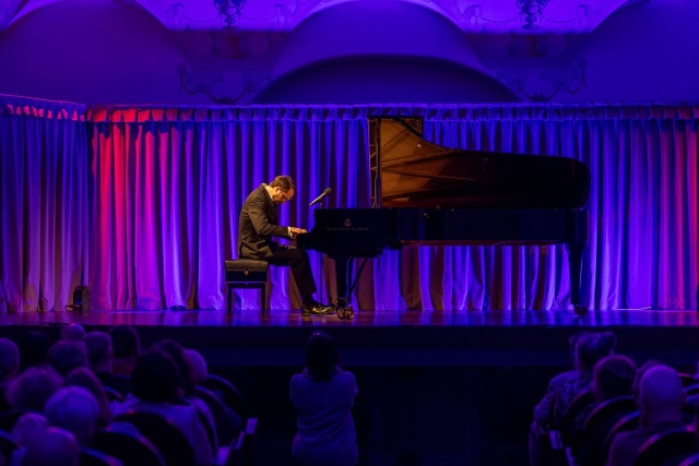 Aleksander Dębicz w Sali Bogusława X Zamku Książąt Pomorskich w Szczecinie. Fot. Olga Iwanow Aleksander Dębicz zachwycił melomanów nowym albumem „12 Dreams for Piano” [ROZMOWA z ARTYSTĄ, ZDJĘCIA]