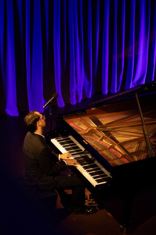 Aleksander Dębicz w Sali Bogusława X Zamku Książąt Pomorskich w Szczecinie. Fot. Olga Iwanow Aleksander Dębicz zachwycił melomanów nowym albumem „12 Dreams for Piano” [ROZMOWA z ARTYSTĄ, ZDJĘCIA]