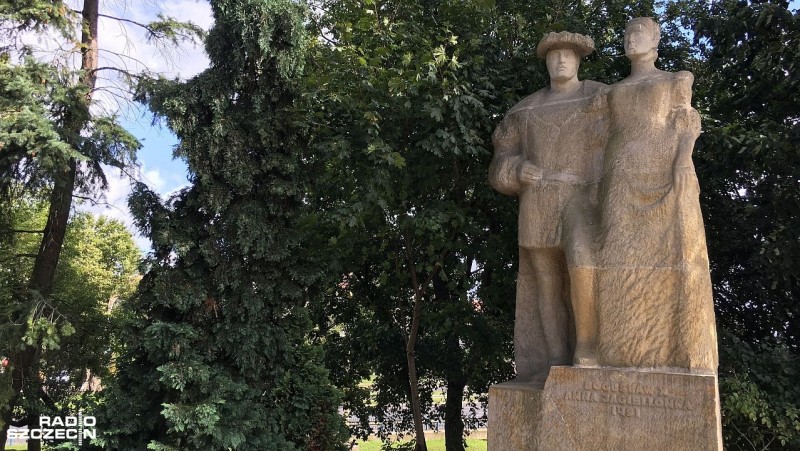 Wzięli ślub w Zamku Książąt Pomorskich - dokładnie 528 lat temu książę Bogusław X poślubił Annę Jagiellonkę, córkę Kazimierza IV Jagiellończyka. Wydarzenie miało umocnić więzi Polski z Pomorzem. Choć książę żył jeszcze 20 lat po śmierci Anny to była ona jego ostatnią żoną.